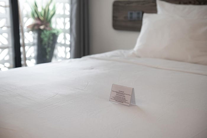 Lit avec linge jetable pour tourisme